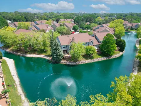 899 Island Ct, Deerfield, IL 60015