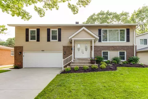 1434 S Chestnut Dr, Mount Prospect, IL 60056