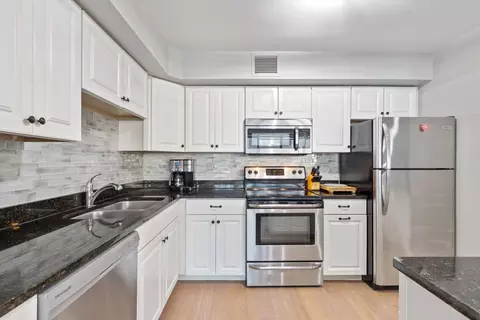 201 E Chestnut St #9D, Chicago, IL 60611 photo 5