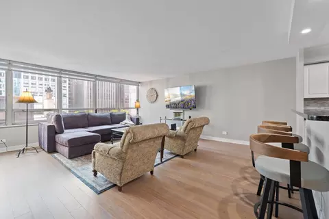 201 E Chestnut St #9D, Chicago, IL 60611 photo 2