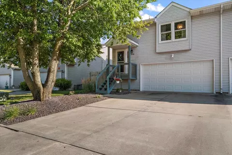 2704 Carrington Ln, Bloomington, IL 61705