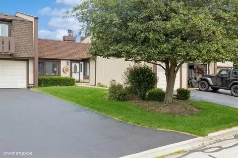 51 Westwood Ct, Indian Head Park, IL 60525