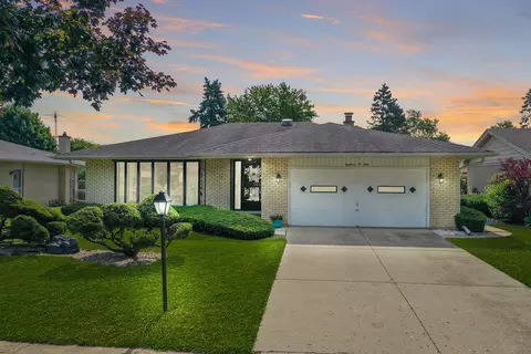 1801 N Larch Dr, Mount Prospect, IL 60056