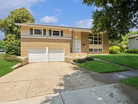 1012 E Dean Dr, Palatine, IL 60074