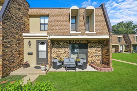 7746 Woodward Ave, Woodridge, IL 60517