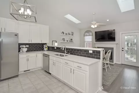 28806 Sawmill Ln, Lakemoor, IL 60051 photo 5