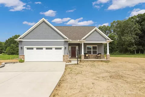 14 Forest Dr, Monticello, IL 61856