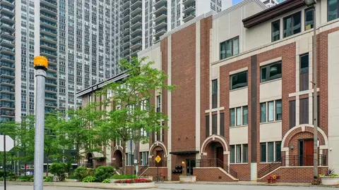 184 N Harbor Dr, Chicago, IL 60601