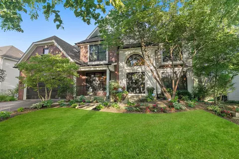 623 E Thornwood Dr, South Elgin, IL 60177