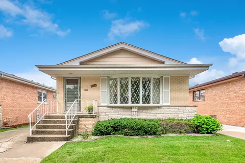 6824 N Sauganash Ave, Chicago, IL 60646