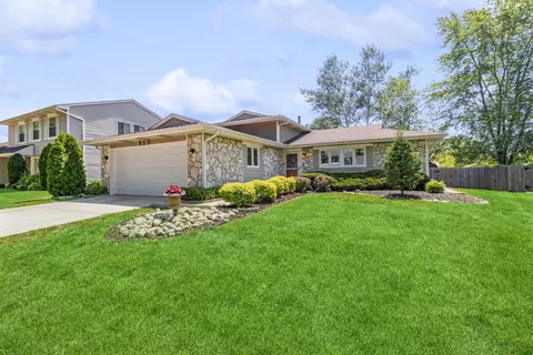 825 Mensching Rd, Roselle, IL 60172