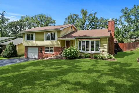 376 Maplewood Ln, Crystal Lake, IL 60014