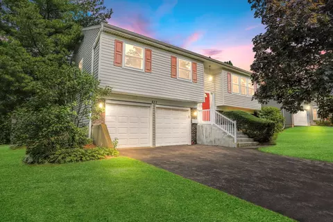 511 N Braintree Dr, Schaumburg, IL 60194