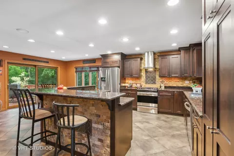 914 Forest Dr, Elgin, IL 60123 photo 4