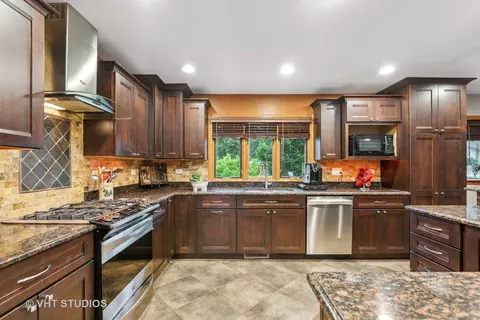 914 Forest Dr, Elgin, IL 60123 photo 3