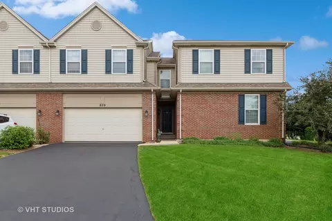 829 Oak Hollow Rd, Crystal Lake, IL 60014