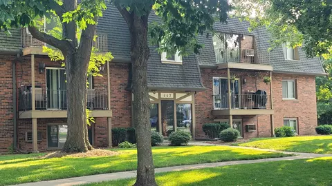 447 Cavalier Ct #3-8, West Dundee, IL 60118