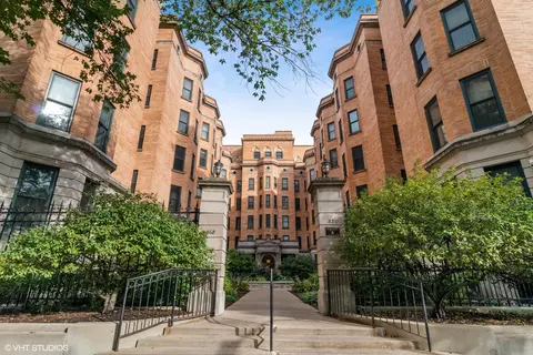 550 W Surf St #121, Chicago, IL 60657