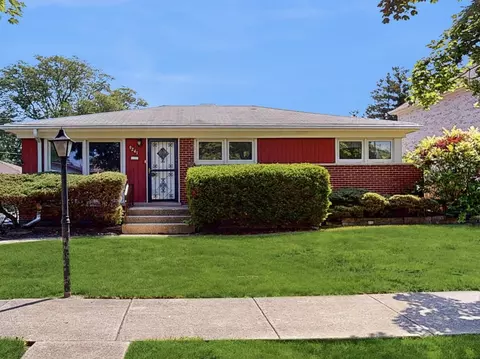 9241 Oleander Ave, Morton Grove, IL 60053
