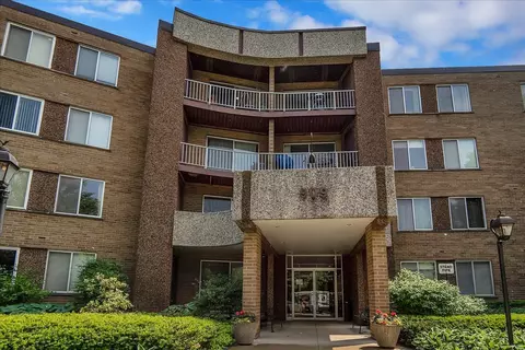 909 E Kenilworth Ave #319, Palatine, IL 60074