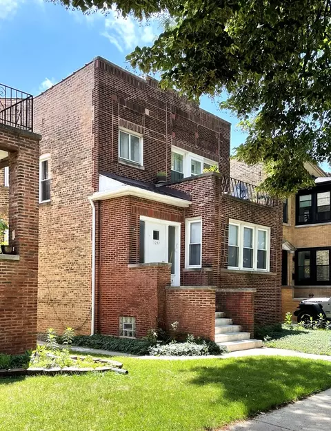 5237 W Cullom Ave, Chicago, IL 60641