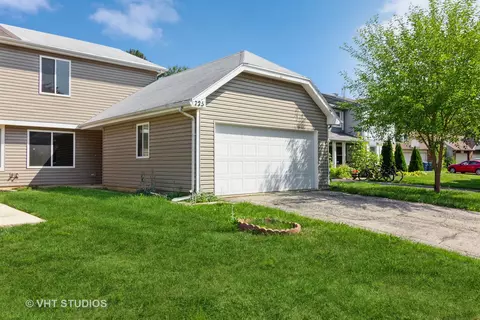 725 Clearwood Ct, Aurora, IL 60504