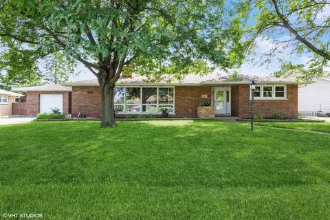 907 Mackler Dr, Chicago Heights, IL 60411