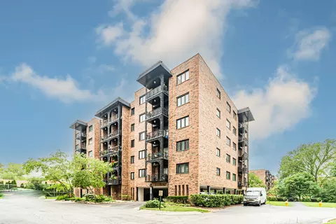 9331 Landings Ln #401, Des Plaines, IL 60016