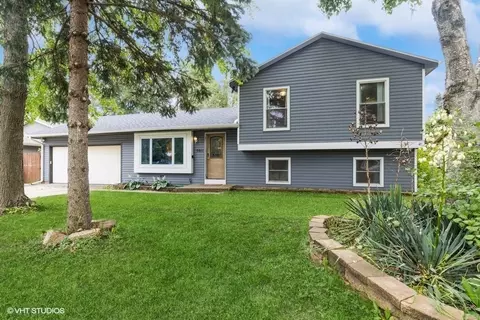 5011 W Greenbrier Dr, Mchenry, IL 60050
