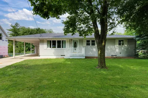 611 N Monroe St, Roanoke, IL 61561