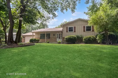 739 Woodland Hills Rd, Batavia, IL 60510