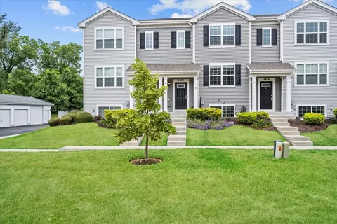 2422 Aurora Dr, Pingree Grove, IL 60140