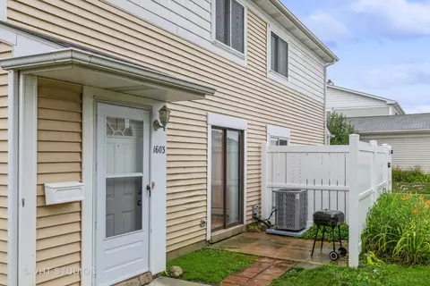 1603 Cornell Pl, Hoffman Estates, IL 60169 photo 2