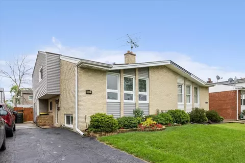 9245 Aspen Dr, Des Plaines, IL 60016
