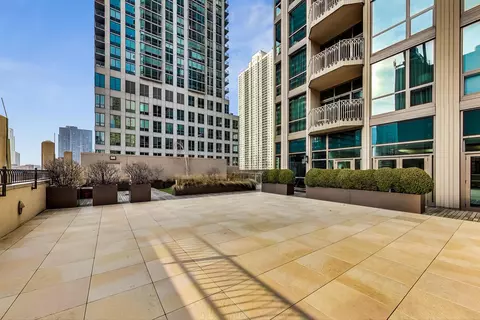 Exterior - 21 E Huron St #4103, Chicago, IL 60611 photo 15 of 20