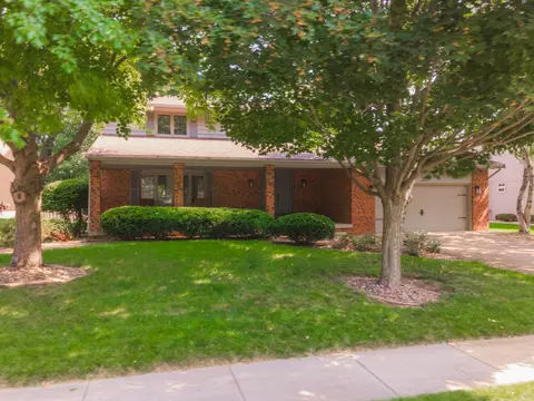 2912 Grandview Dr, Bloomington, IL 61704