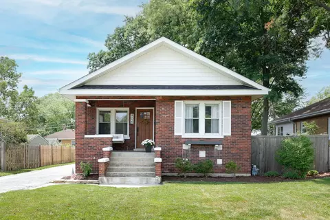 906 N President St, Wheaton, IL 60187