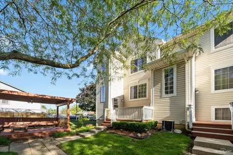 301 Candlelight Ct, Bolingbrook, IL 60440