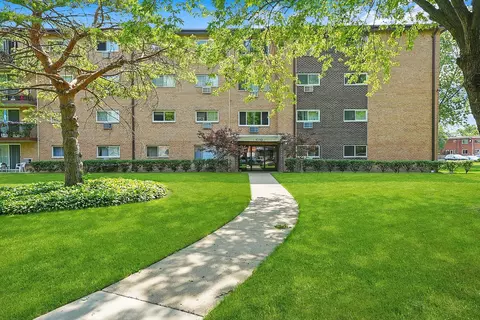 1019 N Boxwood Dr #206, Mount Prospect, IL 60056