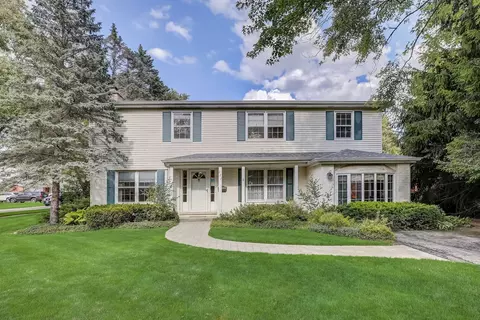 221 Sunset Ter, Lake Bluff, IL 60044
