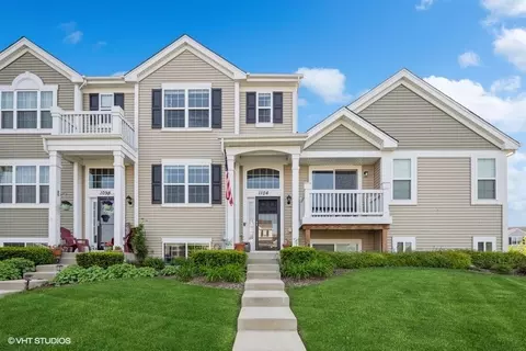 1104 Sapphire Ln, Pingree Grove, IL 60140