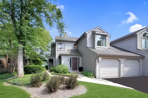 693 Woodbridge Ct #828, Lake Barrington, IL 60010