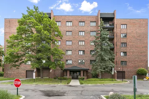 9346 Landings Ln #208, Des Plaines, IL 60016