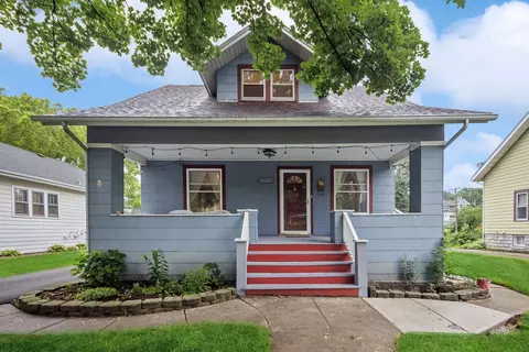 20 E Pine Ave, Roselle, IL 60172