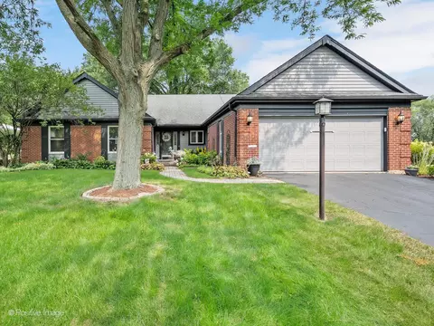 1303 Creekside Dr, Wheaton, IL 60189