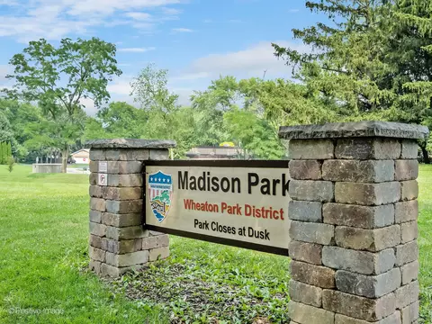 1303 Creekside Dr, Wheaton, IL 60189 photo 2