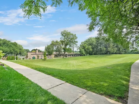 1303 Creekside Dr, Wheaton, IL 60189 photo 3