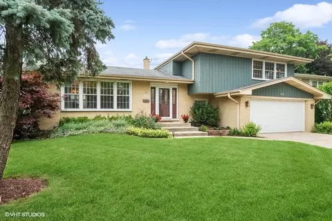902 E Crabtree Dr, Arlington Heights, IL 60004