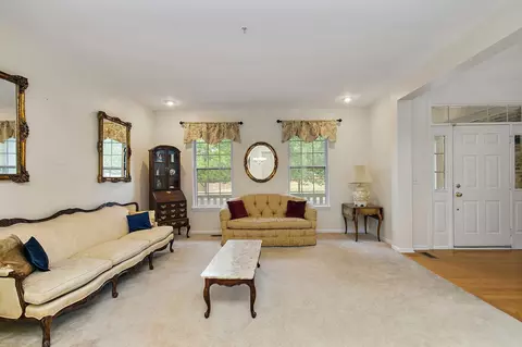 1390 Bison Ln, Hoffman Estates, IL 60192 photo 2