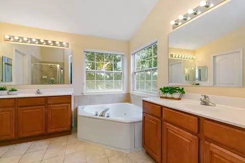 1390 Bison Ln, Hoffman Estates, IL 60192 photo 22